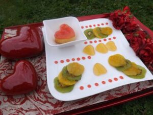 Assiette gourmande pour la St Valentin : mangue, kiwi, gelée d'agrumes à la vanille de Tahiti, fondant aux amandes et crème de pralines roses