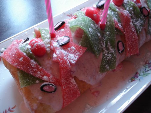 Gâteau d'anniversaire coloré et savoureux pour amateurs de bonbons !