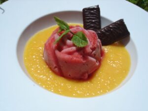 Sorbet à la fraise, coulis de pêches et crêpes "dentelle" au chocolat