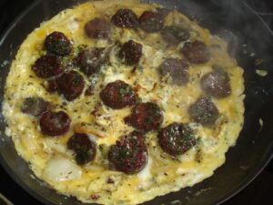 Omelette au boudin noir et oignon avec sa salade d'endive en 8 étapes