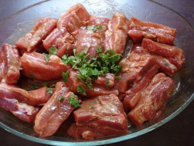 Travers de porc savoureux avec brochettes de légumes en 10 étapes faciles