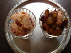 Glace aux prunes rouges du jardin