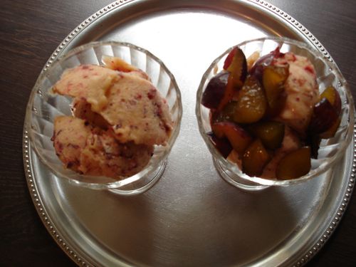 Savoureuse glace aux prunes rouges du jardin
