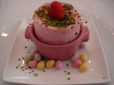 Soufflé glacé à la fraise et pistaches : Recette facile et savoureuse