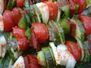 Brochettes de légumes frais et tomates confites"maison".