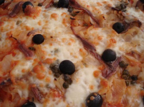 Pizza aux anchois, oignons et câpres : Recette facile en 6 étapes