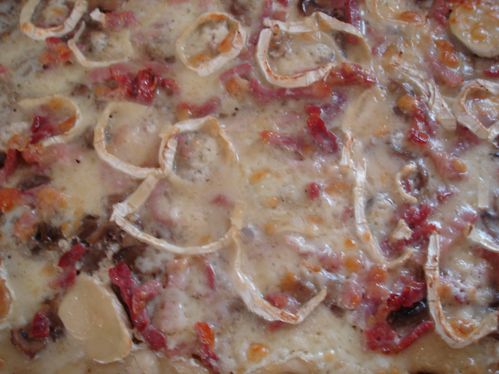 Pizza au chèvre et lardons fumés : recette savoureuse et facile