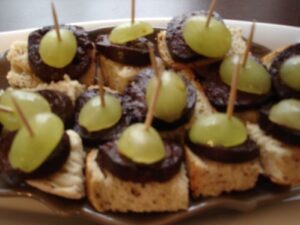 Toasts de boudin noir sur pain à la moutarde en 4 étapes