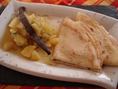 Crêpes savoureuses au sirop de vanille et compote fruitée