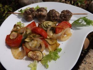 Brochettes de boeuf au pesto et légumes de saison confits en 9 étapes