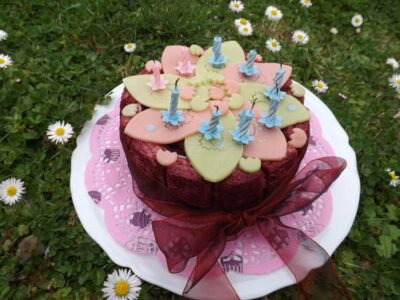Charlotte aux fruits rouges et biscuits roses : Recette facile et savoureuse