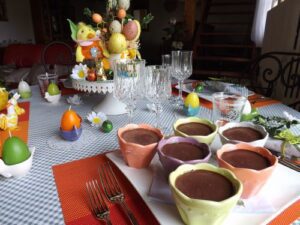 Crème au chocolat façon "flamby" et petite table familiale pour Pâques