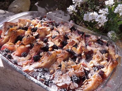 Pudding aux pommes et mûres : Recette facile et savoureuse avec confiture et amandes