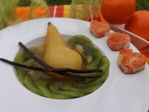 Poire au sirop d'agrumes et kiwi en tranches pour la st Valentin