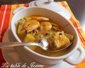 Soupe crémeuse de colin, saumon, crevettes, champignons au curcuma et piment d'Espelette