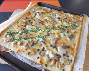 Pizza chèvre, saumon fumé, champignons, câpres, mozzarella