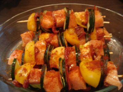 Brochettes de saumon savoureuses aux tomates et paprika