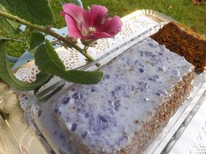 <strong>Cake carottes, noix et son glaçage à la violette</strong>