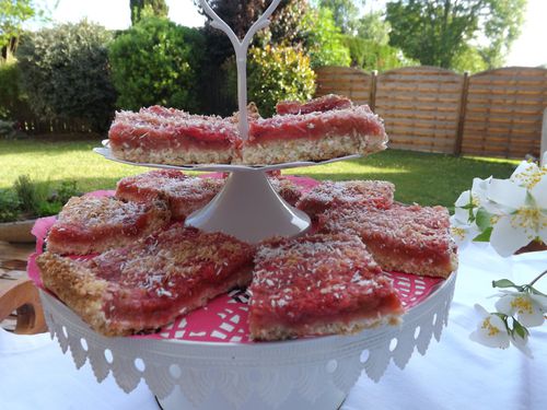 Carrés gourmands à la rhubarbe et fraises : Recette facile et savoureuse !