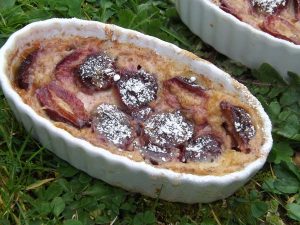 <strong>Clafoutis aux prunes et sirop de violette</strong>