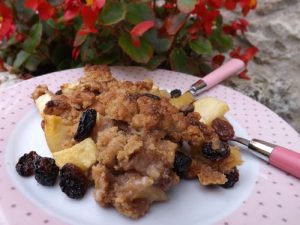 <strong>Crumble de pommes et raisins secs à la farine de châtaignes</strong>