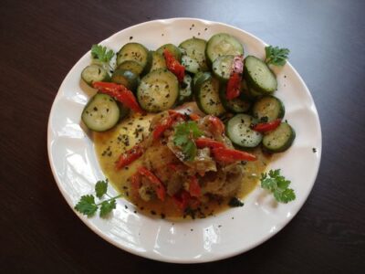 Cuisses de poulet savoureuses au curry, coco et soja