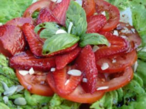 <strong>Duo de fraises et tomates au basilic</strong>