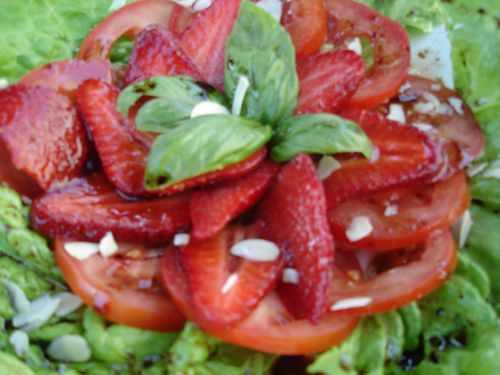 Recette facile : Duo savoureux de fraises et tomates au basilic
