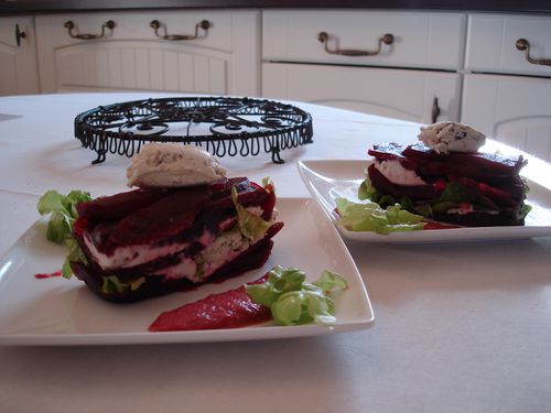 Recette facile : Millefeuille de betterave et fromage frais aux figues et noix