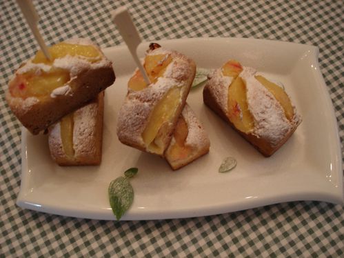 Mini-cakes pêches-basilic : recette facile et savoureuse en 7 étapes