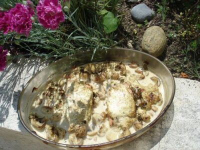 Pavé de Saumon Savoureux à la Crème de Moutarde aux Noix et Champignons