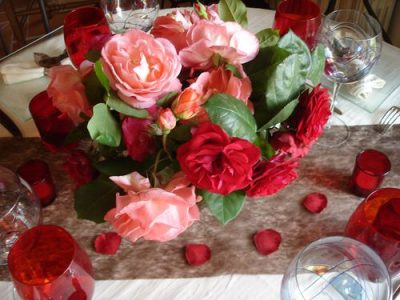 Petite table authentique pour vos amis et roses du jardin