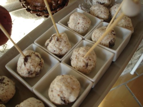 Savoureuses billes de chèvre aux noisettes et raisins secs