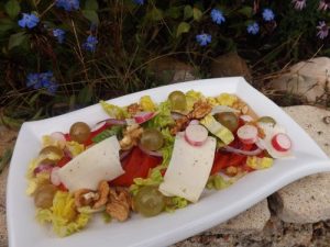 Salade tomate et fromage de brebis en 2 étapes