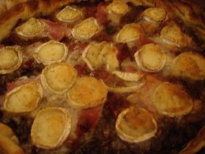 <strong>Tarte au confit d'oignons rouges, chèvre et jambon cru</strong>