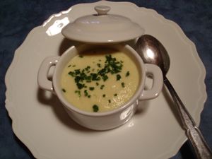 <strong>Velouté de chou-fleur, fromage frais ail et fines herbes et curry</strong>