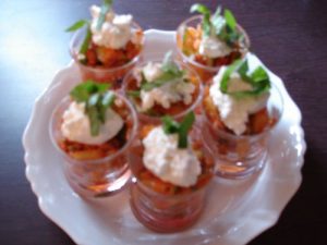 <strong>Verrine de concombre au confit de tomate et fromage frais</strong>