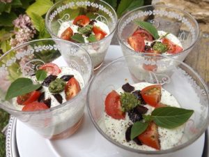 <strong>Verrines de mousse de yaourt au pesto sur confit de tomate et artichaut</strong>