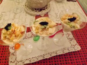 Cocktail de crevettes, endive, pomme, sucrine, clémentine, abricot moelleux, crème au tarama et piment d’Espelette