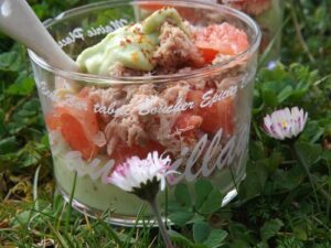 Plateau apéritif avec : Verrine de « guacamole », pamplemousse et thon au vinaigre de fruits de la passion, feuilletés et boudins antillais