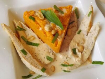 Aiguillettes de Poulet Savoureuses avec Crème de Cacahuètes et Purée Douce