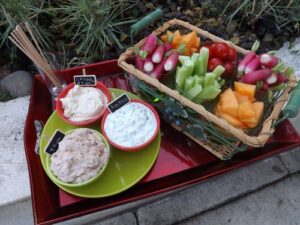 Trempettes, tartinade et panier de crudités pour dînette au jardin !