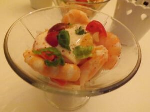 Salade aux crevettes, pomme, tomates, sauce cocktail « légère »