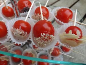 Tomates « d’amour » aux graines de sésame, pavot, poudre de noisettes, amandes effilées…