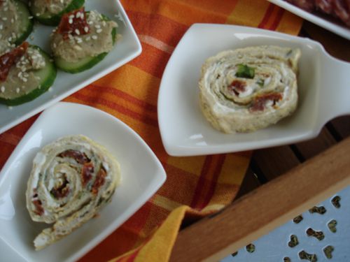 Omelette roulée savoureuse aux tomates confites et fromage