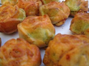 Petits cakes au chorizo, tomates confites et pesto de fanes de radis aux amandes