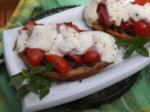 Tartine gourmande : Tapenade noire, mozzarella, jambon cru, tomates