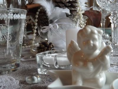 Table décorée : Hiver magique sous la neige près de la cheminée !