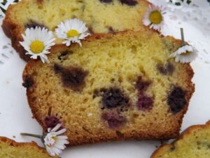 Cake aux mûres, »Suisses » et sirop de violette