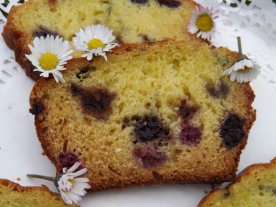 Gâteau aux mûres et sirop de violette – Recette facile et savoureuse